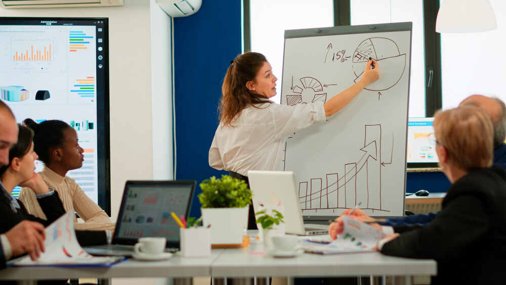 images/blogs/contentImages/focused-team-leader-presenting-m.jpg